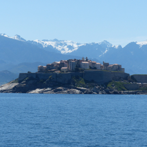 8-Calvi-mit-Schneebergen